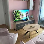 Pink Modern Lägenhet